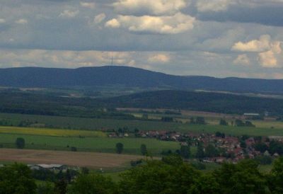 Der Blessberg (865m) im Hohen Thüringer Schiefergebirge vom Stadtberg Hildburghausen aus - Bild aus Wikipedia